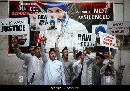 Peschawar, Peschawar, Pakistan. September 2023. Die pakistanische Sikh-Minderheit hält Plakate während eines Protestes gegen Indien wegen Najjar-Mordes in Kanada, in Lahore, Pakistan, am 20. September 2023. Indien und Kanada sind in einem diplomatischen Streit über die angebliche Beteiligung indischer Behörden an der Ermordung des Sikh-Aktivisten Hardeep Singh Nijjar gefangen, der angeblich Verbindungen zur Khalistan-Bewegung in Kanada hatte. Die Sikh-Unabhängigkeitsbewegung, bekannt als Khalistan-Bewegung, versucht, eine eigene Heimat für Sikhs zu schaffen. (Bild: © Hussain Ali/ZUMA Press Wire) NUR REDAKTIONELLE VERWENDUNG! Nicht für Co Stockfoto