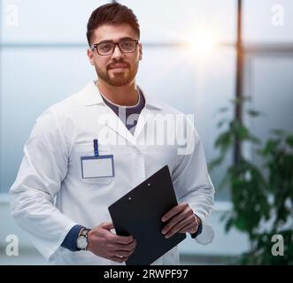 Erfahrener Arzt mit einem Ordner in den Händen Stockfoto