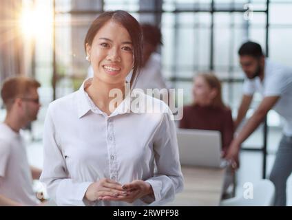 Junge asiatische Geschäftsfrau in weißem Hemd Stockfoto