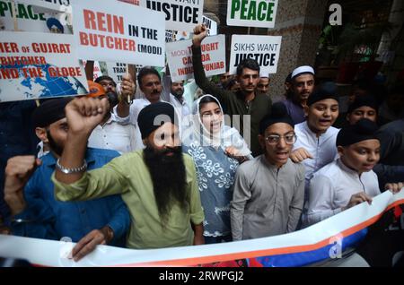 Peschawar, Peschawar, Pakistan. September 2023. Die pakistanische Sikh-Minderheit hält Plakate während eines Protestes gegen Indien wegen Najjar-Mordes in Kanada, in Lahore, Pakistan, am 20. September 2023. Indien und Kanada sind in einem diplomatischen Streit über die angebliche Beteiligung indischer Behörden an der Ermordung des Sikh-Aktivisten Hardeep Singh Nijjar gefangen, der angeblich Verbindungen zur Khalistan-Bewegung in Kanada hatte. Die Sikh-Unabhängigkeitsbewegung, bekannt als Khalistan-Bewegung, versucht, eine eigene Heimat für Sikhs zu schaffen. (Bild: © Hussain Ali/ZUMA Press Wire) NUR REDAKTIONELLE VERWENDUNG! Nicht für Co Stockfoto