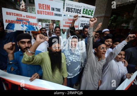 Peschawar, Peschawar, Pakistan. September 2023. Die pakistanische Sikh-Minderheit hält Plakate während eines Protestes gegen Indien wegen Najjar-Mordes in Kanada, in Lahore, Pakistan, am 20. September 2023. Indien und Kanada sind in einem diplomatischen Streit über die angebliche Beteiligung indischer Behörden an der Ermordung des Sikh-Aktivisten Hardeep Singh Nijjar gefangen, der angeblich Verbindungen zur Khalistan-Bewegung in Kanada hatte. Die Sikh-Unabhängigkeitsbewegung, bekannt als Khalistan-Bewegung, versucht, eine eigene Heimat für Sikhs zu schaffen. (Bild: © Hussain Ali/ZUMA Press Wire) NUR REDAKTIONELLE VERWENDUNG! Nicht für Co Stockfoto