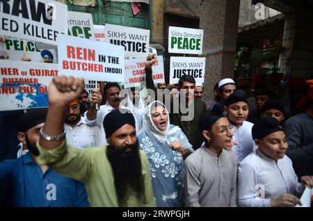 Peschawar, Peschawar, Pakistan. September 2023. Die pakistanische Sikh-Minderheit hält Plakate während eines Protestes gegen Indien wegen Najjar-Mordes in Kanada, in Lahore, Pakistan, am 20. September 2023. Indien und Kanada sind in einem diplomatischen Streit über die angebliche Beteiligung indischer Behörden an der Ermordung des Sikh-Aktivisten Hardeep Singh Nijjar gefangen, der angeblich Verbindungen zur Khalistan-Bewegung in Kanada hatte. Die Sikh-Unabhängigkeitsbewegung, bekannt als Khalistan-Bewegung, versucht, eine eigene Heimat für Sikhs zu schaffen. (Bild: © Hussain Ali/ZUMA Press Wire) NUR REDAKTIONELLE VERWENDUNG! Nicht für Co Stockfoto