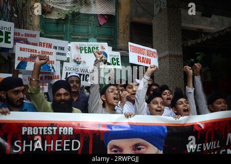 Peschawar, Peschawar, Pakistan. September 2023. Die pakistanische Sikh-Minderheit hält Plakate während eines Protestes gegen Indien wegen Najjar-Mordes in Kanada, in Lahore, Pakistan, am 20. September 2023. Indien und Kanada sind in einem diplomatischen Streit über die angebliche Beteiligung indischer Behörden an der Ermordung des Sikh-Aktivisten Hardeep Singh Nijjar gefangen, der angeblich Verbindungen zur Khalistan-Bewegung in Kanada hatte. Die Sikh-Unabhängigkeitsbewegung, bekannt als Khalistan-Bewegung, versucht, eine eigene Heimat für Sikhs zu schaffen. (Bild: © Hussain Ali/ZUMA Press Wire) NUR REDAKTIONELLE VERWENDUNG! Nicht für Co Stockfoto