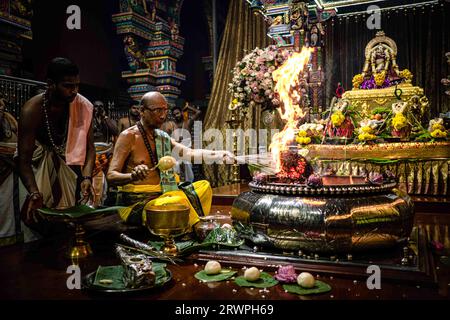 Bangkok, Bangkok, Thailand. September 2023. Am 19. September 2023 beten hinduistische Gläubige während einer Zeremonie anlässlich des Ganesh Chaturthi Festivals in Sri Maha Mariamman Templein Bangkok, Thailand. Das Ganesh Chaturthi ist ein hinduistisches Festival zur Erinnerung an die Geburt des hinduistischen Gottes Lord Ganesh (Bild: © Wissarut Weerasopon/ZUMA Press Wire), NUR REDAKTIONELLE VERWENDUNG! Nicht für kommerzielle ZWECKE! Stockfoto