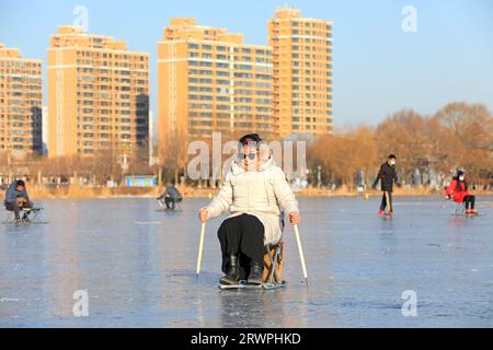 LUANNAN COUNTY, China - 16. Januar 2022: Die Besucher laufen im Park, Nordchina Stockfoto