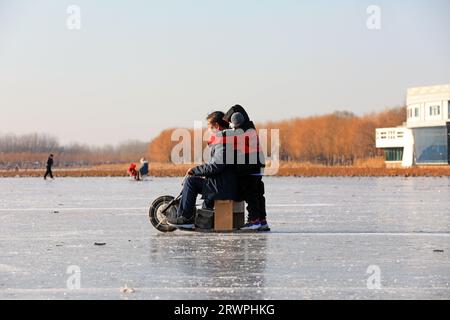 LUANNAN COUNTY, China - 16. Januar 2022: Die Besucher laufen im Park, Nordchina Stockfoto