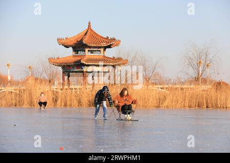 LUANNAN COUNTY, China - 16. Januar 2022: Die Besucher laufen im Park, Nordchina Stockfoto