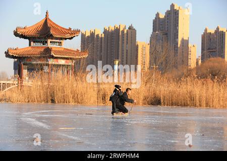 LUANNAN COUNTY, China - 16. Januar 2022: Die Besucher laufen im Park, Nordchina Stockfoto