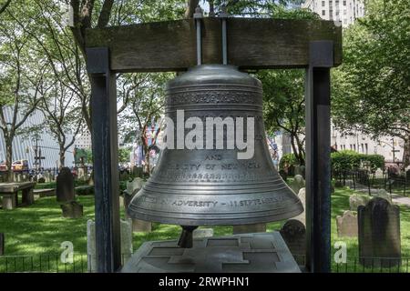 USA, New York, Lower Manhattan, 18th Century St. Friedhof der Pauluskapelle, Glocke der Hoffnung. Geschenk von St.. Mary-le-Bow Church in London; Sprosse jeden 11. September Stockfoto