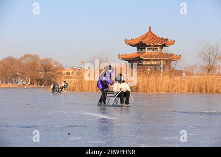 LUANNAN COUNTY, China - 16. Januar 2022: Die Besucher laufen im Park, Nordchina Stockfoto