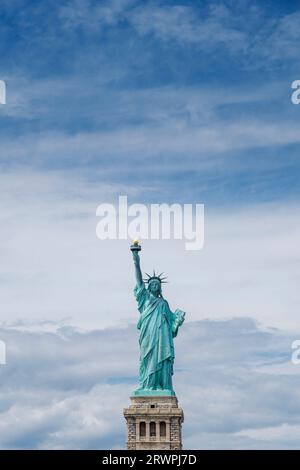 USA, New York, Freiheitsstatue isoliert vor blauem Himmel mit Kopierraum Stockfoto