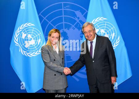 New York, USA. September 2023. Der Generalsekretär der Vereinten Nationen, António Guterres, gibt dem italienischen Ministerpräsidenten Giorgia Meloni während der 78. UN-Generalversammlung im Hauptquartier der Vereinten Nationen die Hand. Quelle: Enrique Shore/Alamy Live News Stockfoto