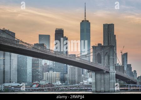 USA, New York, Brooklyn Bridge und Manhattan Skyline mit World Trade Center Stockfoto