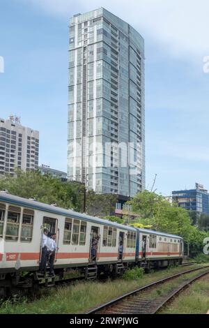 Pendlerzug in Colobo. Eisenbahnverkehr. Asien, Sri Lanka, Colombo Stockfoto