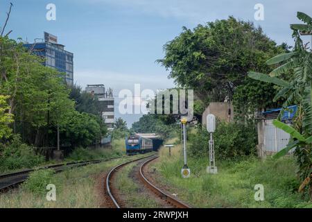 Pendlerzug in Colobo. Eisenbahnverkehr. Asien, Sri Lanka, Colombo Stockfoto