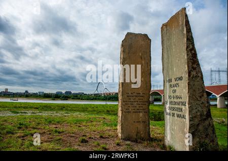 Ein Blick auf das Denkmal, das dem amerikanischen Soldaten gewidmet ist, der während der Operation starb. Am Waal Crossing Memorial (Waaloversteek-Denkmal) fand eine feierliche Zeremonie statt, um der heldenhaften Überquerung des Waal River durch amerikanische Soldaten der 82. Airborne Division während der Operation zu gedenken, die heute 78 Jahre zurückliegt. Die Zeremonie wurde mit der Anwesenheit des Bürgermeisters von Nijmegen, Hubert Bruls, und der Fallschirmjäger der 82. Airborne Division aus den USA gefeiert. Obwohl Operation Market Garden erfolglos blieb, konnten die Amerikaner und Briten Nijmegen, die älteste Stadt der Niederlande, nach fier befreien Stockfoto