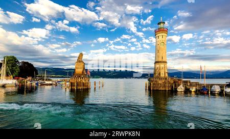 Der alte Hafen von Lindau am Bodensee in Bayern Stockfoto