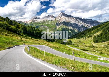 Serpentinenstraße am Splügen Alpenpass in Graubünden, Schweiz Stockfoto