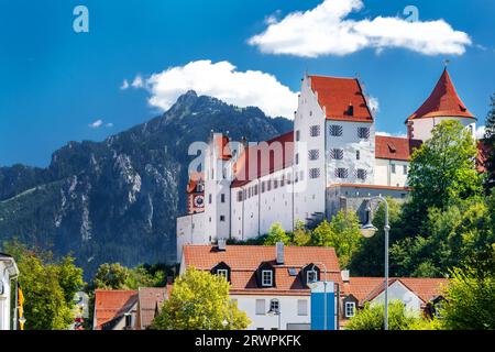 Schwäbische Stadt Füssen mit Schloss und alpen, Bayern, Deutschland Stockfoto