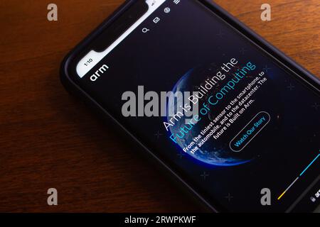 Website von Arm auf dem iPhone. Arm Holdings plc ist ein britisches Halbleiter- und Softwareunternehmen im Besitz des japanischen Konglomerats SoftBank Group Stockfoto