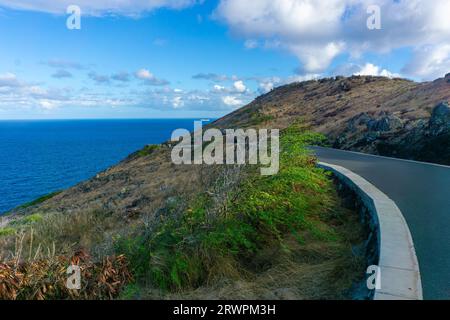 Wunderschöner Blick auf die südöstliche Küste von Oahu, Hawaii, vom Makapu'u Point Lighthouse Trail. Stockfoto