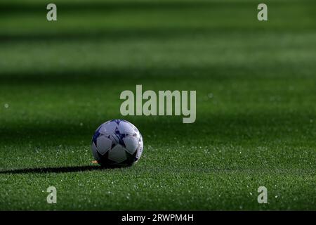 Mailand, Italien, 19. September 2023. Ein offizieller Matchball der Adidas UEFA Champions League während des Aufwärmvorgangs vor dem UEFA Champions League-Spiel in Giuseppe Meazza, Mailand. Auf dem Bild sollte stehen: Jonathan Moscrop / Sportimage Stockfoto