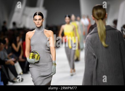 Mailand, Italien. September 2023. Ein Modell präsentiert eine Kreation für die Fendi Damen Frühjahr/Sommer 2024 Kollektionen während der Mailänder Fashion Week in Mailand, Italien, am 20. September 2023. Quelle: Jin Mamengni/Xinhua/Alamy Live News Stockfoto
