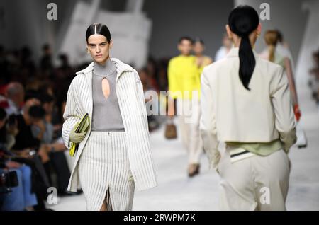 Mailand, Italien. September 2023. Ein Modell präsentiert eine Kreation für die Fendi Damen Frühjahr/Sommer 2024 Kollektionen während der Mailänder Fashion Week in Mailand, Italien, am 20. September 2023. Quelle: Jin Mamengni/Xinhua/Alamy Live News Stockfoto