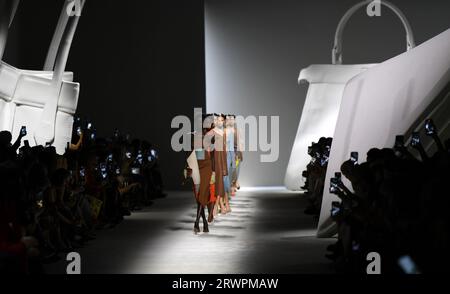 Mailand, Italien. September 2023. Models präsentieren Kreationen für die Fendi Damen Frühjahr/Sommer 2024 Kollektionen während der Mailänder Fashion Week in Mailand, Italien, am 20. September 2023. Quelle: Jin Mamengni/Xinhua/Alamy Live News Stockfoto