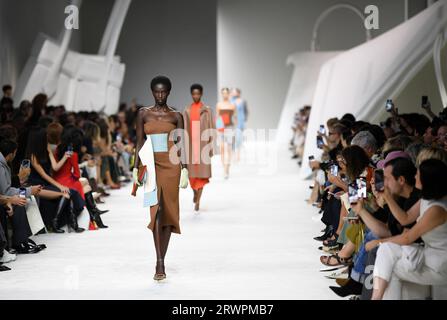Mailand, Italien. September 2023. Ein Modell präsentiert eine Kreation für die Fendi Damen Frühjahr/Sommer 2024 Kollektionen während der Mailänder Fashion Week in Mailand, Italien, am 20. September 2023. Quelle: Jin Mamengni/Xinhua/Alamy Live News Stockfoto