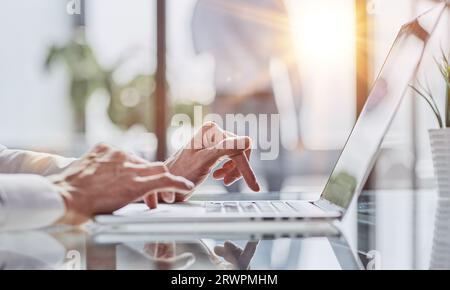 Finger, die auf die Computertastaturen tippen, Nahaufnahme. Stockfoto