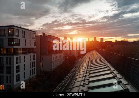 Blick auf die Skyline von Warschau von der Universitätsbibliothek bei Sonnenuntergang, in der Innenstadt Stockfoto