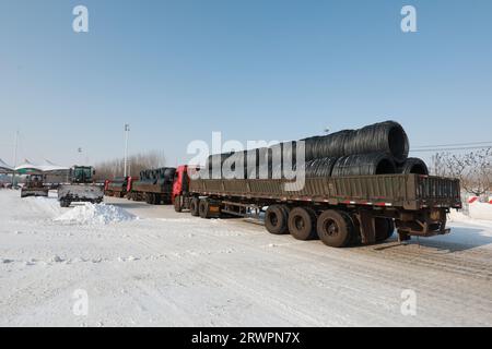 LUANNAN COUNTY, China - 14. Februar 2022: highway Traffic Manager fahren Gabelstapler, um den Schnee auf der Autobahn zu räumen und sicherzustellen, dass die Autobahn frei ist Stockfoto