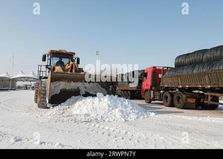 LUANNAN COUNTY, China - 14. Februar 2022: highway Traffic Manager fahren Gabelstapler, um den Schnee auf der Autobahn zu räumen und sicherzustellen, dass die Autobahn frei ist Stockfoto