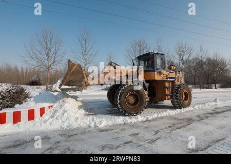 LUANNAN COUNTY, China - 14. Februar 2022: highway Traffic Manager fahren Gabelstapler, um den Schnee auf der Autobahn zu räumen und sicherzustellen, dass die Autobahn frei ist Stockfoto