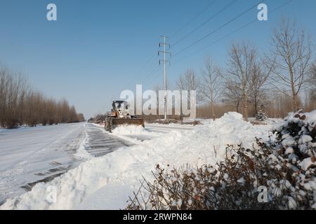 LUANNAN COUNTY, China - 14. Februar 2022: highway Traffic Manager fahren Gabelstapler, um den Schnee auf der Autobahn zu räumen und sicherzustellen, dass die Autobahn frei ist Stockfoto