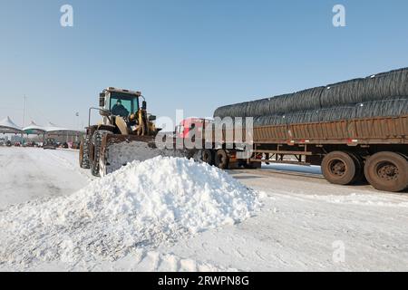 LUANNAN COUNTY, China - 14. Februar 2022: highway Traffic Manager fahren Gabelstapler, um den Schnee auf der Autobahn zu räumen und sicherzustellen, dass die Autobahn frei ist Stockfoto