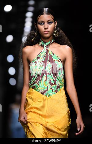 Mailand, Italien. September 2023. Ein Modell präsentiert eine Kreation für die Etro Damen Frühjahr/Sommer 2024 Kollektion während der Mailänder Fashion Week in Mailand, Italien, am 20. September 2023. Quelle: Jin Mamengni/Xinhua/Alamy Live News Stockfoto