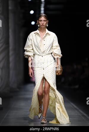 Mailand, Italien. September 2023. Ein Modell präsentiert eine Kreation für die Etro Damen Frühjahr/Sommer 2024 Kollektion während der Mailänder Fashion Week in Mailand, Italien, am 20. September 2023. Quelle: Jin Mamengni/Xinhua/Alamy Live News Stockfoto