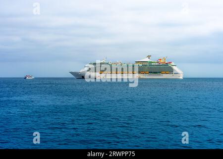 Avalon, CA, USA - 13. September 2023: Royal Caribbean, Navigator of the Seas Kreuzfahrtschiff vor der Küste von Catalina Island mit Beiboot t Stockfoto