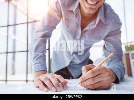 Ingenieure konstruieren gemäß Zeichnungen und arbeiten bei der Strukturanalyse von Projekttypen zusammen. Stockfoto