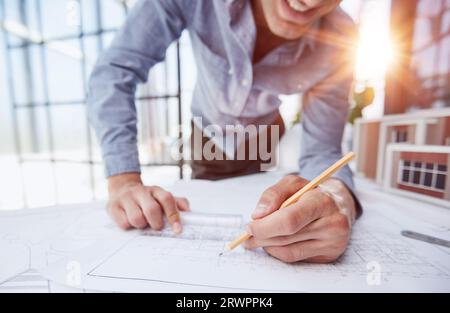 Ingenieure konstruieren gemäß Zeichnungen und arbeiten bei der Strukturanalyse von Projekttypen zusammen. Stockfoto