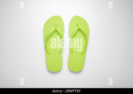 Hellgrüne Flip-Flops auf weißem Hintergrund, Draufsicht Stockfoto