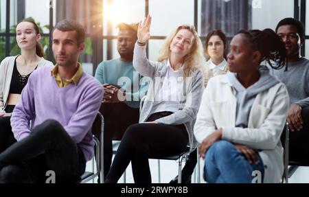 Führt eine Geschäftsausbildung mit einer Gruppe junger Menschen durch. Stockfoto