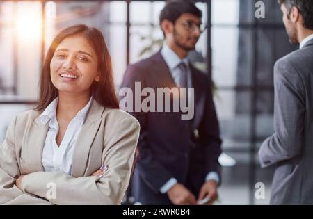 Verschiedene Unternehmensteams versammeln sich, um Informationen und Pläne auszutauschen Stockfoto