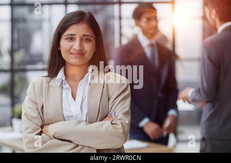 Verschiedene Unternehmensteams versammeln sich, um Informationen und Pläne auszutauschen Stockfoto