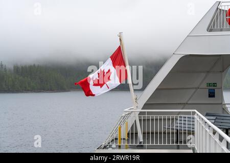 Kanadische Flagge auf der Fähre entlang der Inside Passage Cruise, British Columbia, Kanada. Stockfoto