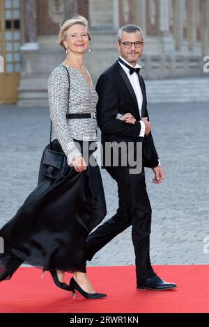 Versailles, Frankreich. März 2023. Sylvie Schirm und Alexis Kohler erreichen das Schloss von Versailles vor dem Staatsessen zu Ehren von König Karl III. Und Königin Camilla im Spiegelsaal des Schlosses von Versailles am 20. September 2023 in Versailles, Frankreich. Foto: David Niviere/ABACAPRESS.COM Abaca Press/Alamy Live News Stockfoto