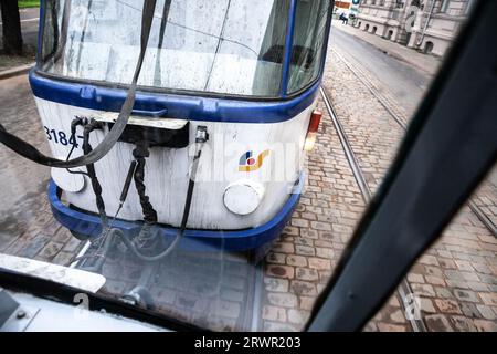 Bild einer T3-Straßenbahn von Tatra, die in den Straßen von riga verkehrt und von Rigas satiksme betrieben wird. Rīgas satiksme ist ein kommunaler öffentlicher Nahverkehr und Stockfoto