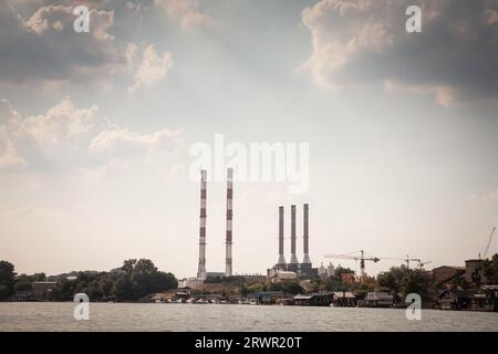 Bild des Panoramas einer Industrielandschaft, aufgenommen in belgrad, Serbien. Typische Geräte wie Kamine, Pflanzen, Fabriken sind sichtbar Stockfoto